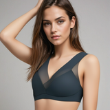 Modella indossa reggiseno sportivo nero con inserti in rete, design moderno e confortevole. Abbigliamento intimo femminile, moda fitness.