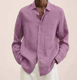Camicia di lino rosa uomo, maniche lunghe, stile casual elegante, abbinata a pantaloni bianchi. Moda maschile primavera estate.
