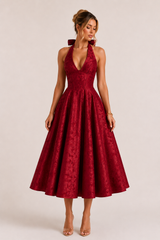 Elegantní midi šaty s halter výstřihem a širokou sukní