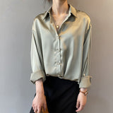 Dames blouse zachtgroen zijden stof met knopen vooraanzicht