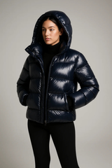 Veste matelassée brillante à capuche avec coupe courte pour femmes