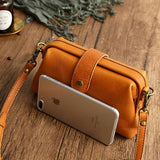 Mini schoudertas oranje leer met riem detail shot