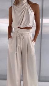 Set din satin în două piese cu top halter și pantaloni cu picioare largi