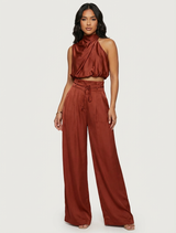 Set din satin în două piese cu top halter și pantaloni cu picioare largi