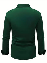 Camicia verde scuro da uomo a maniche lunghe, vista posteriore. Elegante e moderna, ideale per abbigliamento casual o formale.