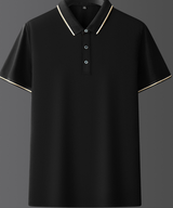 Polo nera elegante con colletto e bordi maniche a contrasto, bottoni frontali. Moda uomo, abbigliamento casual, stile classico.