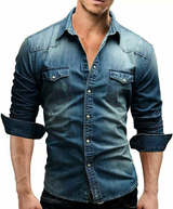 Camicia polo beige piegata su sfondo nero, con colletto a contrasto e tre bottoni, accanto a un orologio elegante con cinturino in pelle nera.