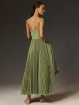Donna in abito lungo verde plissettato, spalline sottili, vista posteriore. Moda elegante, abbigliamento femminile, tendenze 2023.