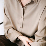 Dames blouse beige zijden stof voorzijde