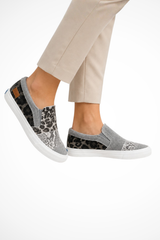 Damesneakers i dyreprint med slip-on og lærredsstof