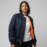 Chaqueta bomber clásica con detalles utilitarios