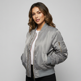 Chaqueta bomber clásica con detalles utilitarios