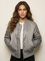 Chaqueta bomber clásica con detalles utilitarios