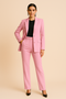 Completo donna due pezzi: blazer sartoriale e pantaloni a pieghe.
