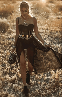 Zomerjurk zwart met transparante details en riem front view