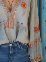 Damebluse med broderet V-hals i boheme-stil