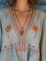 Damebluse med broderet V-hals i boheme-stil