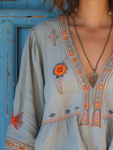 Damebluse med broderet V-hals i boheme-stil