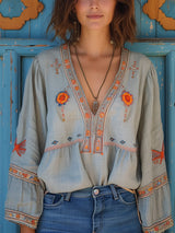 Damebluse med broderet V-hals i boheme-stil